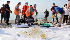 Konyaaltı Sahili'nde dip temizliği