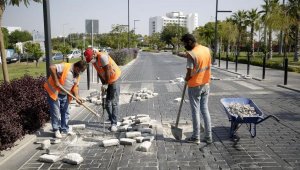 Konyaaltı'nda kırılan taşlar ve kuruyan ağaçlar yenileniyor