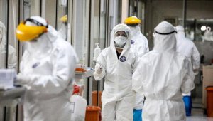 Korona savaşçıları, astronot gibi giyindikleri koruyucu kıyafetlerden sırılsıklam çıkıyorlar