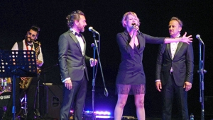 Müzikli kabare eğlendirdi