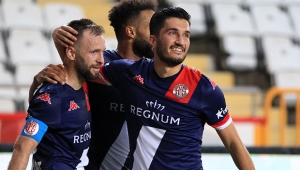 Nuri Şahin  geçer not aldı