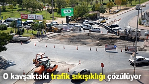 O kavşaktaki trafik sıkışıklığı çözülüyor