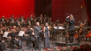 Operanın perdesi açılıyor