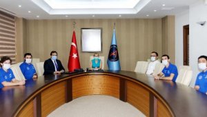 Rektör Özkan, Akdeniz Roket Takımı ile bir araya geldi