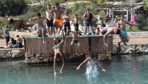 Sıcaktan bunalan soğuk suya koştu 