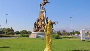 Venüs heykelleri kenti süslüyor