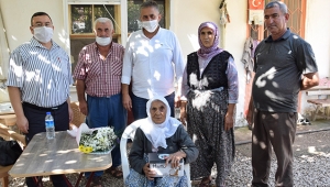 En yaşlı kadın çiftçilere ziyaret