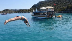 Kekova'ya ekimde de turist akını