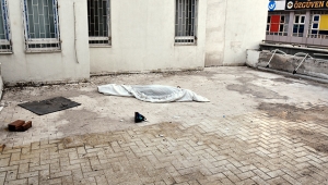 Kendisini çatıdan boşluğa bırakan kişi öldü