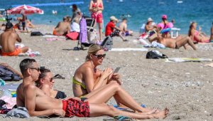 Okula başlayacak çocuklar, sahili doldurdu