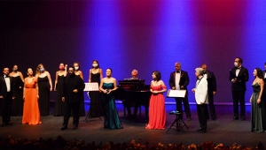 Sahnede maskeli konser