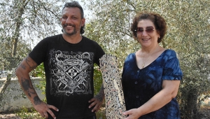 Tablolarını çöpe atıyor