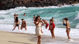  Turistlerin 'dalgalı deniz' keyfi