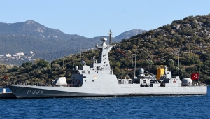 Türk fırkateyni, Kaş Limanı'nda bekleyişini sürdürüyor