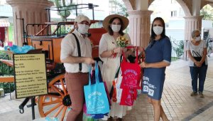 Veteriner hekim çift, nikahta şeker yerine mama dağıttı