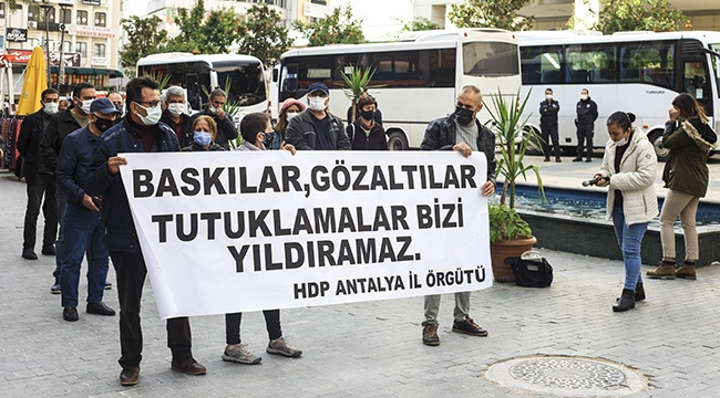 Göz altılara tepki gösterdiler