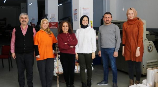 Bu kadınların ojesi de matbaa boyası