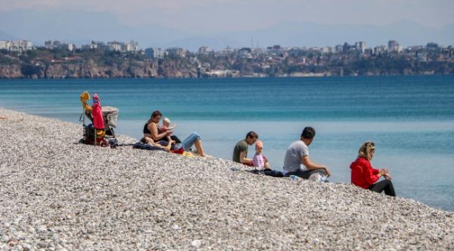Antalya'da güneşli havanın tadını turistler çıkardı