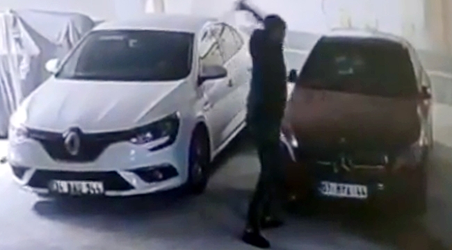Otoparkta, otomobile tekmeli- sopalı saldırı kamerada
