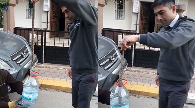 Yol ortasındaki yılanı eliyle yakalayıp, su bidonuna koydu