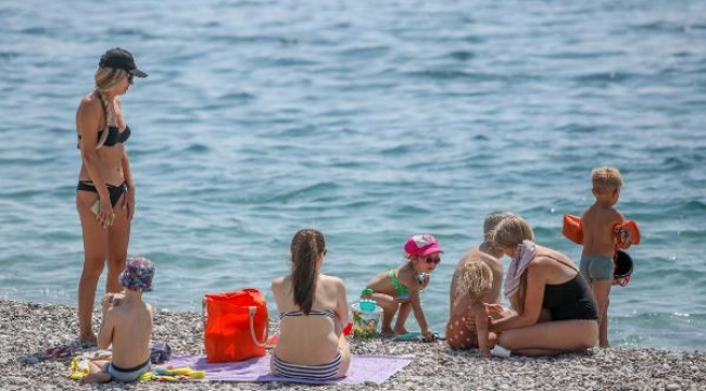 Antalya'da turistler sahili doldurdu