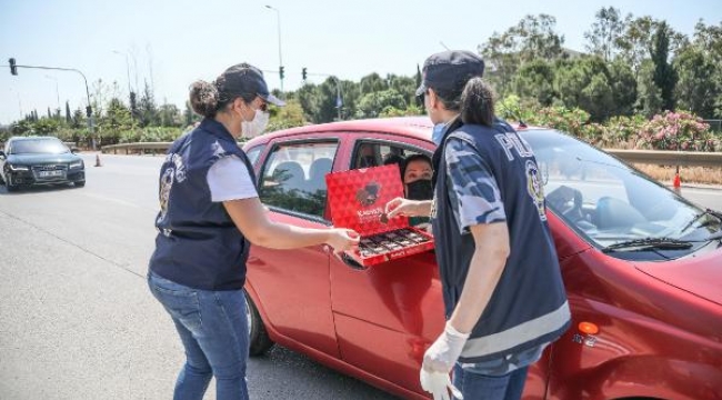 Denetimdeki polislere sürücüden bayram çikolatası