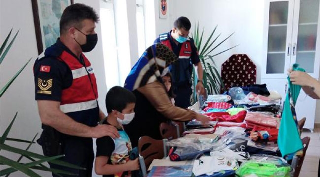 Jandarma ve hayırseverler çocukları güldürdü
