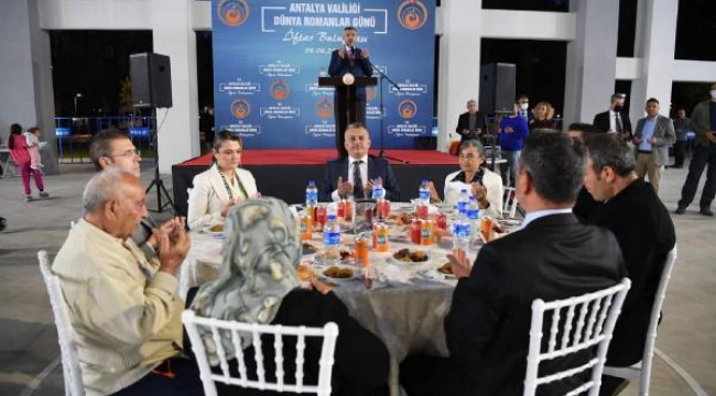 Vali Yazıcı'dan Romanlara iftar yemeği
