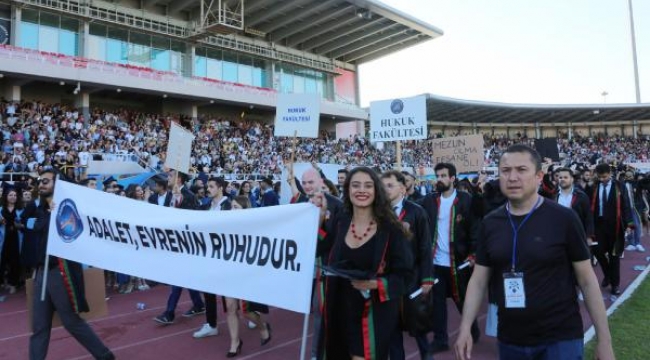 Akdeniz Üniversitesi'nden 10 bin öğrenci törenle mezun oldu