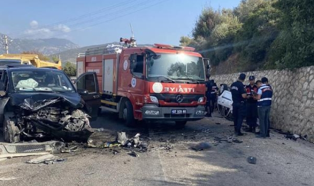 Antalya'da minibüs ile otomobil çarpıştı; dede- torun öldü, 4 yaralı