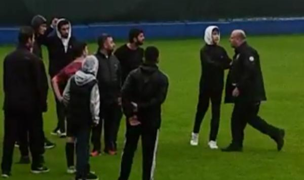 4 kırmızı kartın çıktığı maç sonrası saha karıştı
