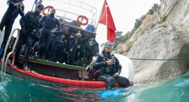 23 Nisan’ı su altında kutladı