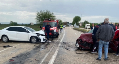 Adana'da iki otomobilin çarpıştığı kazada 1 kişi öldü, 2 kişi yaralandı