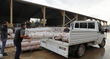 Afetzede çiftçilere sera naylonu desteği