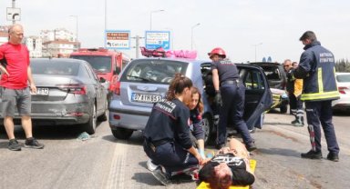 Antalya'da 4 aracın karıştığı zincirleme kaza: 7 yaralı