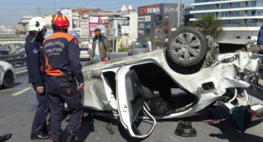 Avcılar'da bariyere çarpan otomobil takla attı: 1 yaralı