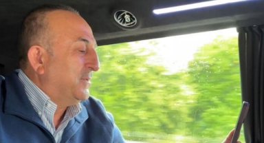 Bakan Çavuşoğlu, Sudan'dan tahliye edilen vatandaşlar ile görüştü