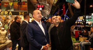 Bakan Çavuşoğlu'ndan esnaf ziyareti