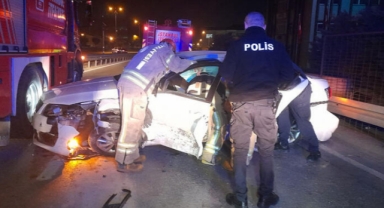 Bayrampaşa'da bariyerlere çarpan otomobil sürücüsünün ayağı koptu