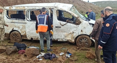 Bitlis'te minibüs şarampole yuvarlandı: 2'si çocuk 13 yaralı