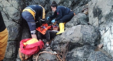 Bot patlayınca kayalıklara tırmanan kuzenlerden biri 30 metreden düştü, diğeri mahsur kaldı