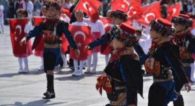 Çadır kentte kalan öğrenciler, okullarına gidip, 23 Nisan'ı kutladı