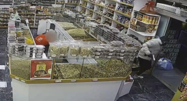 Çalıştığı akaryakıt istasyonunu oyuncak tabancayla arkadaşına soydurdu