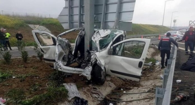 Çanakkale araç direğe çarptı; anne ile oğlu öldü, baba ağır yaralı