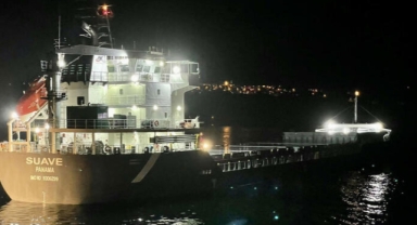 Çanakkale Boğazı'nda arızalanan gemi limana demirletildi