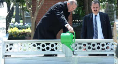 Cumhurbaşkanı Erdoğan anne ve babasının mezarlarını ziyaret etti