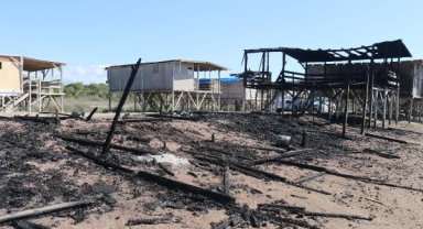 Denize sıfır çardaklardaki yangına polis ve itfaiye incelemesi