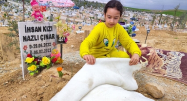 Depremde ölen çocukların bayram hediyeleri mezarlarına bırakıldı