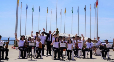 Depremzede öğrenciler, 23 Nisan için 'Bir Başkadır Benim Memleketim' şarkısını seslendirdi