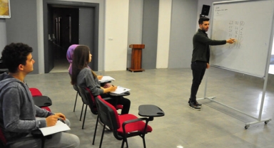 Depremzede öğretmen, kaldığı yurttaki gençleri üniversiteye hazırlıyor